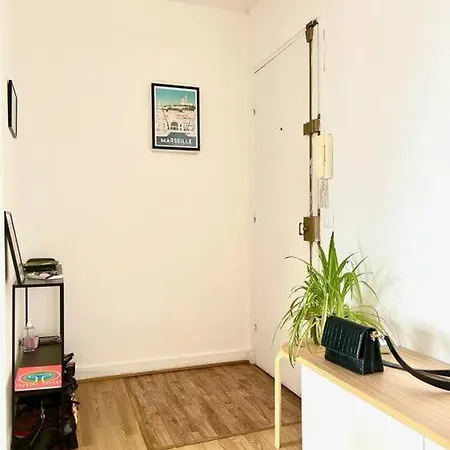 20e, 70m2 Calme Et Lumineux Avec 2 Balcons Appartamento