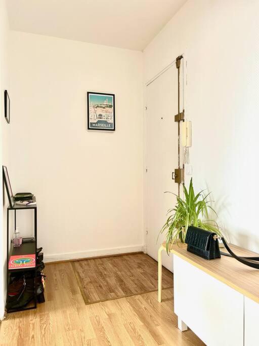 20e, 70m2 Calme Et Lumineux Avec 2 Balcons Appartamento